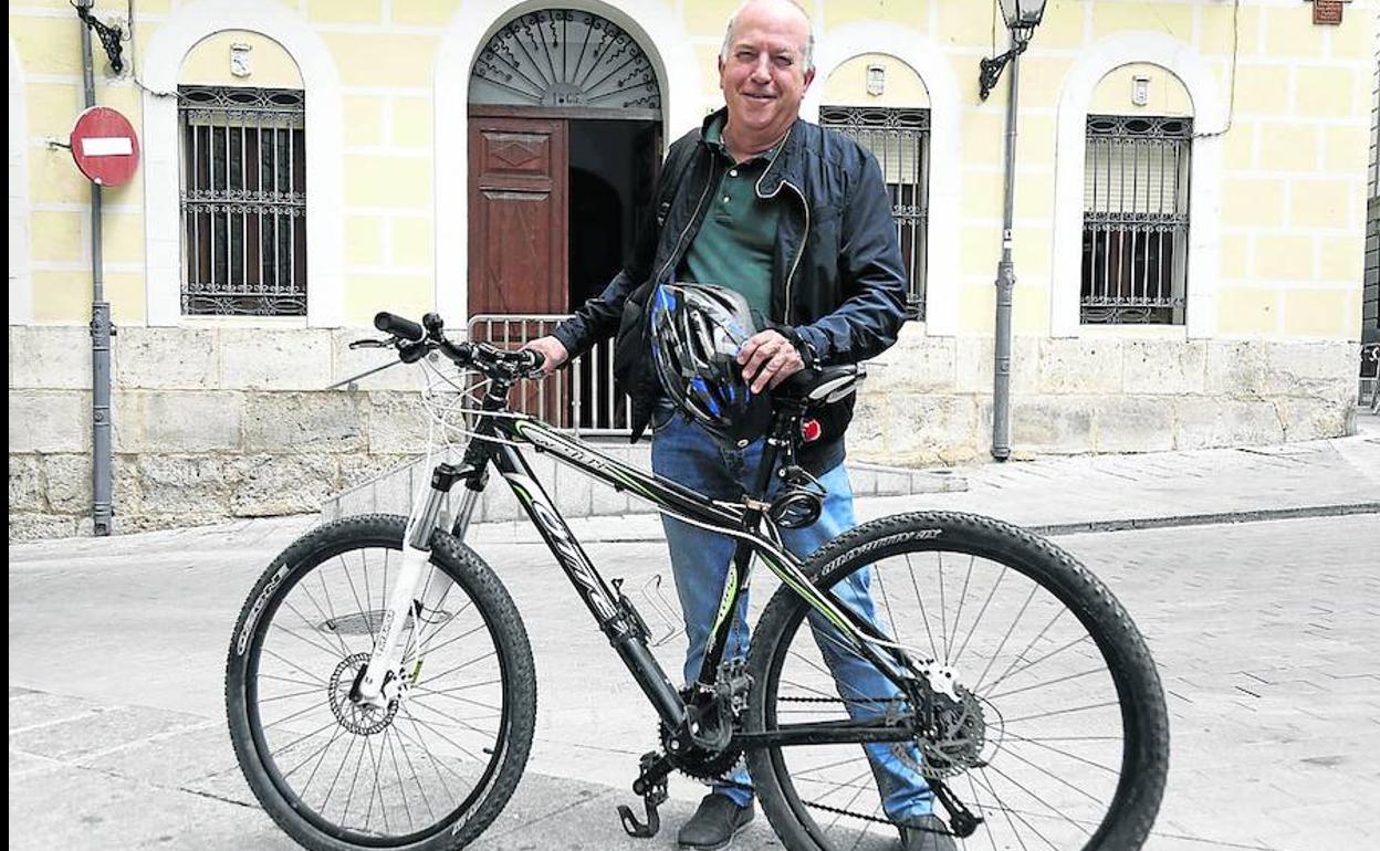 Alías Arranz con su bicicleta y casco, listo para empezar una nueva etapa.