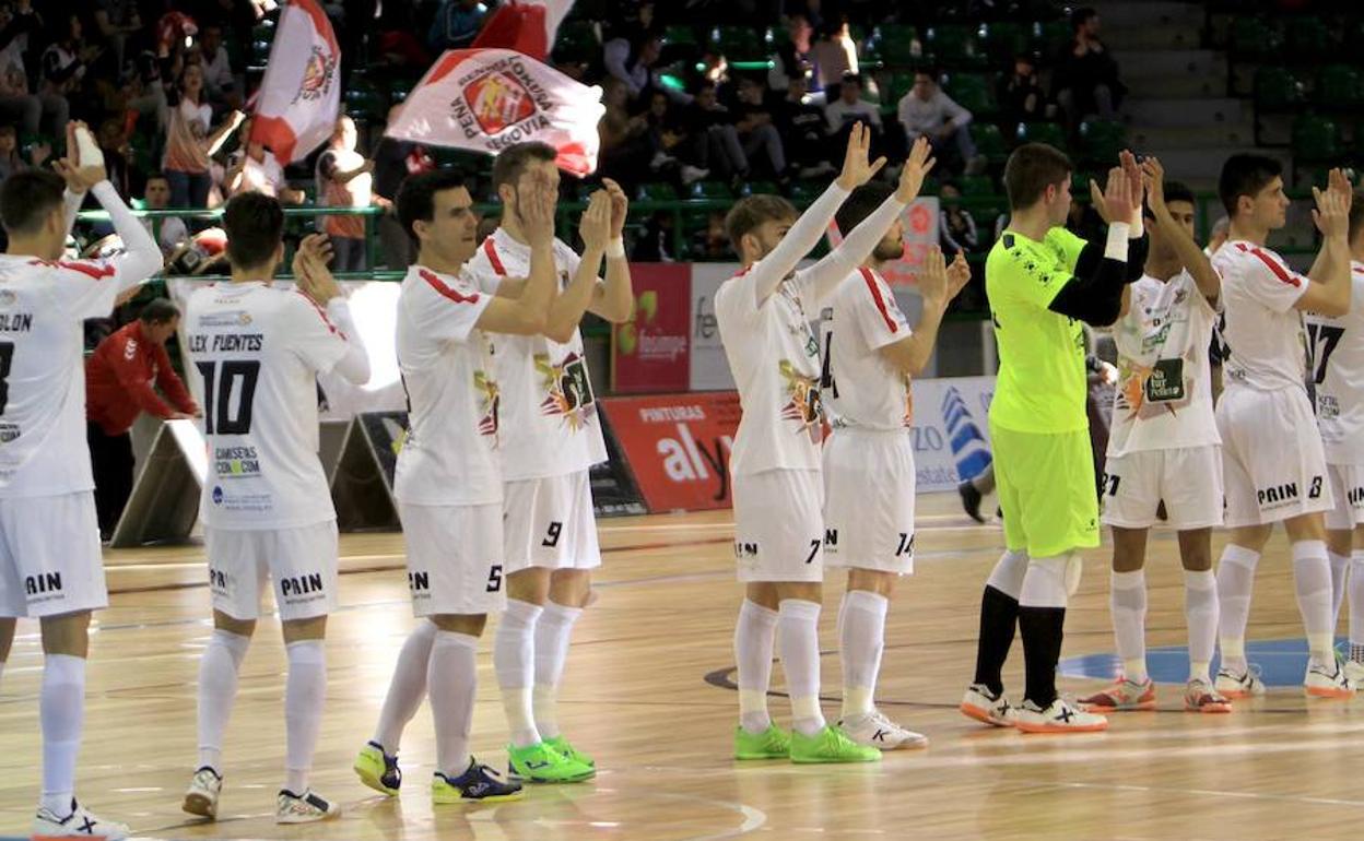 Los jugadores del Segovia Futsal aplauden a la afición en el último partido de Liga en el Pedro Delgado.