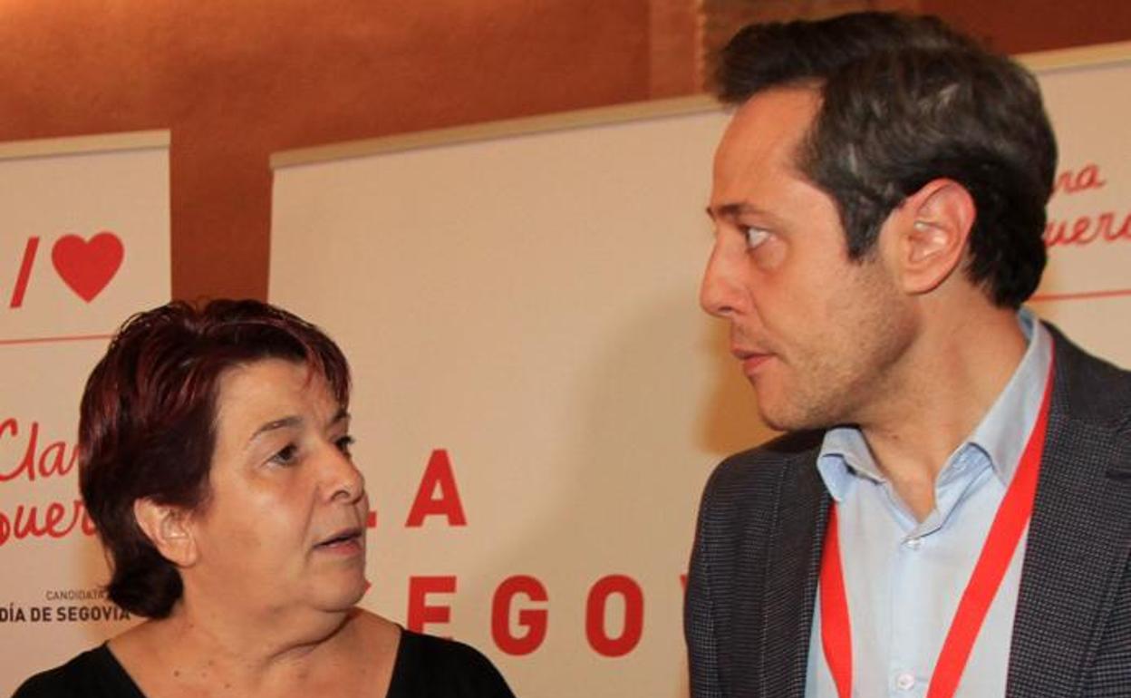 Conversación entre Clara Luquero y José Bayón, del PSOE. :: 