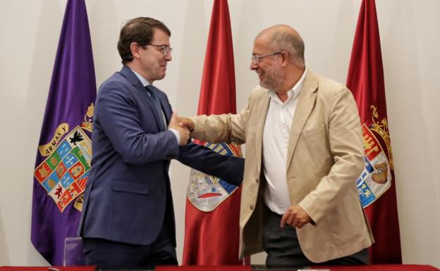 Firma del pacto entre Alfonso Fernández Mañueco y Francisco Igea. 