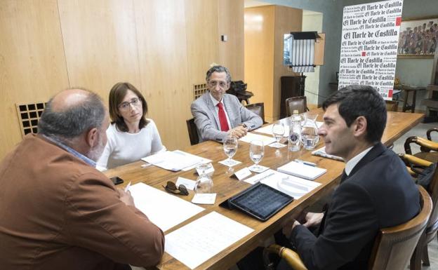 Mesa de redaccion sobre pensiones con Elisa Chulia, Juan Carlos de Margarida y David Carrasco moderada por Julio G. Calzada.