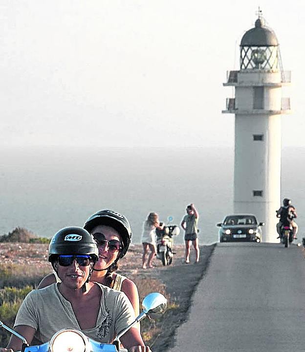 Cabo de Barbaria.  Enric vive en Es Cap, cuyo faro cercano hizo famoso Julio Medem con el cartel de la película 'Lucía y el sexo'.