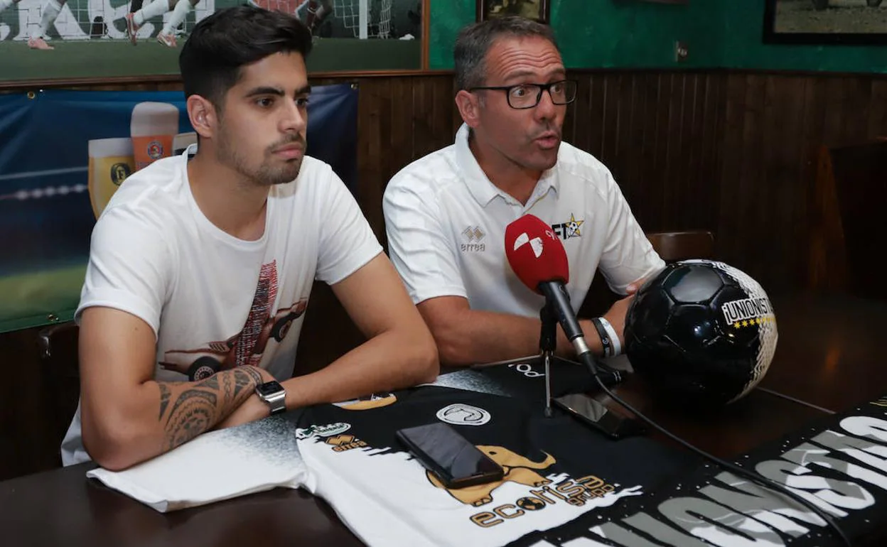 Brais y Gorka, durante la presentación del portero. 