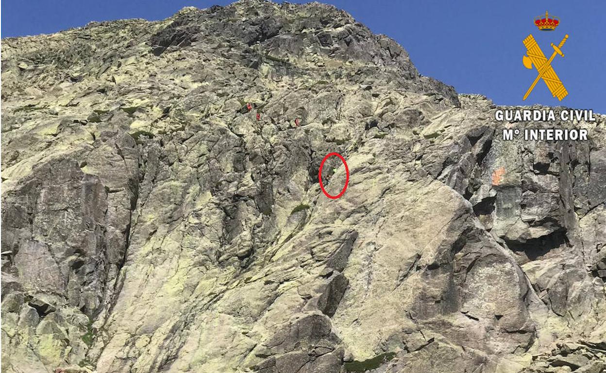 Localización de la persona atrapada en un risco en las inmediaciones de la Cresta de los Claveles. 