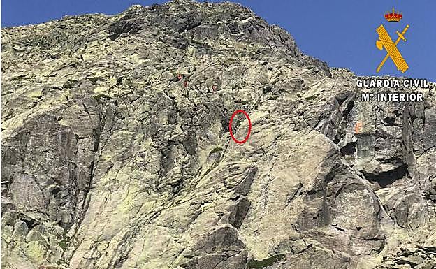 Localización de la persona atrapada en un risco en las inmediaciones de la Cresta de los Claveles. 