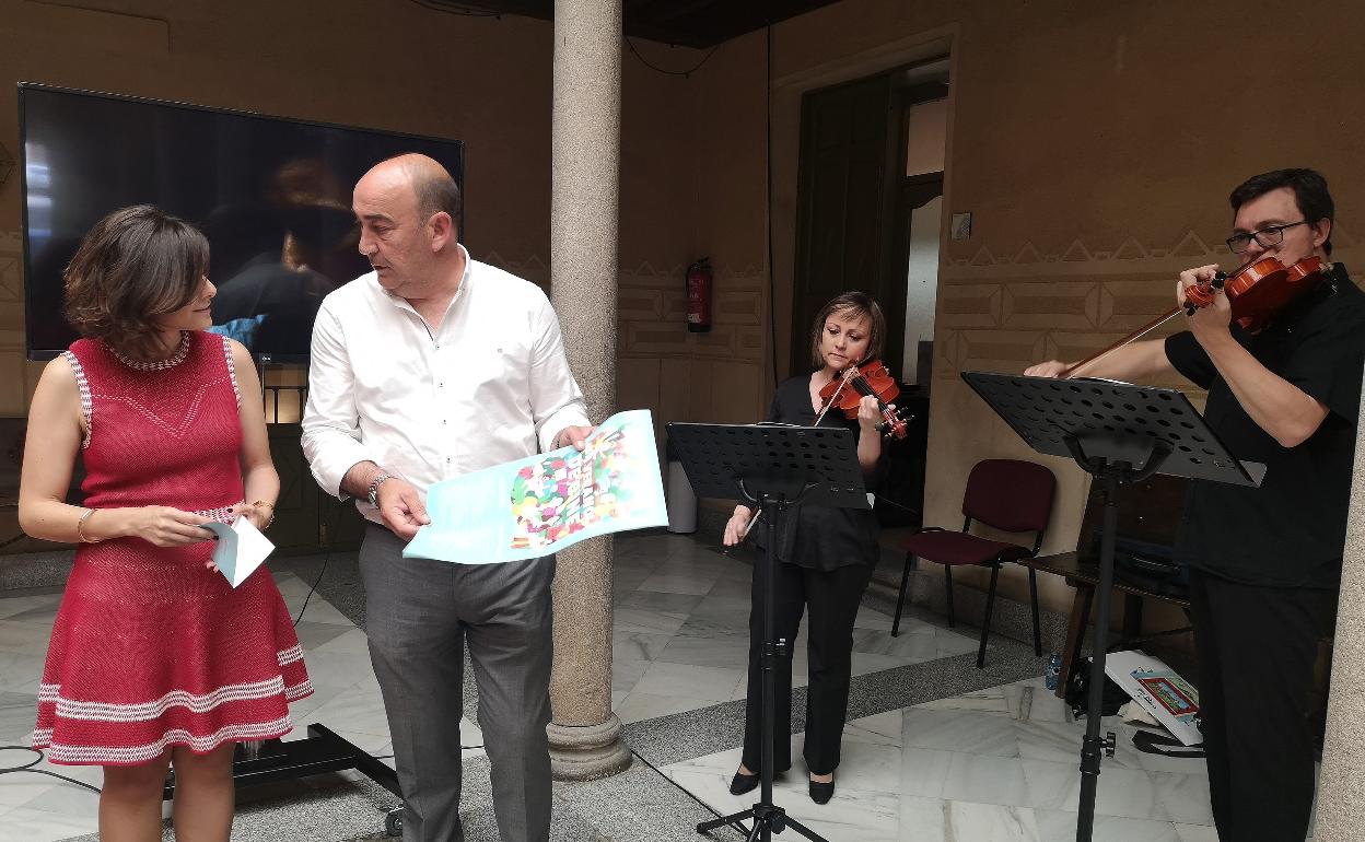 Miguel Ángel de Vicente conversa con Sara Dueñas durante la presentación. 