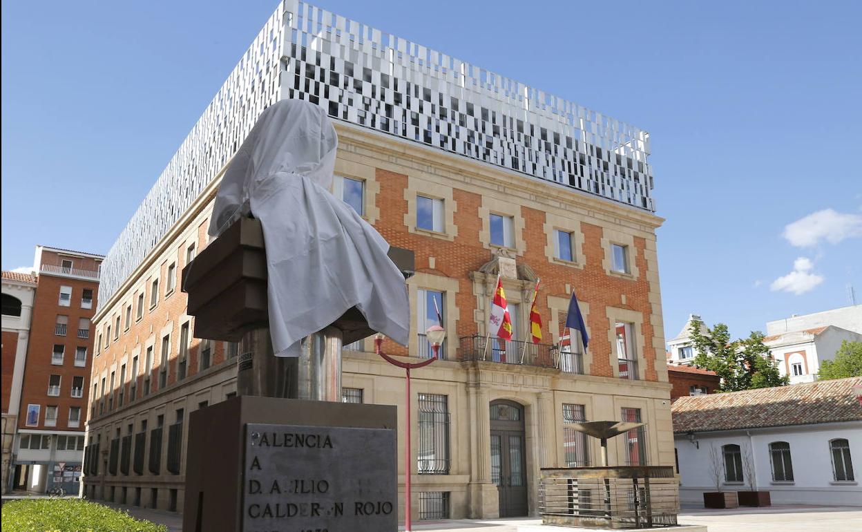 Busto de Abilio Calderón cubierto con un trapo blanco el 1 de mayo. 