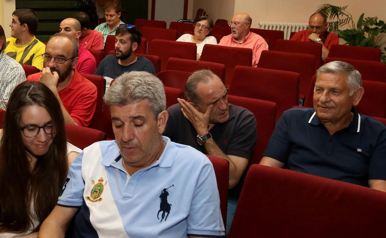 Socios de la Segoviana, durante la asamblea del martes.