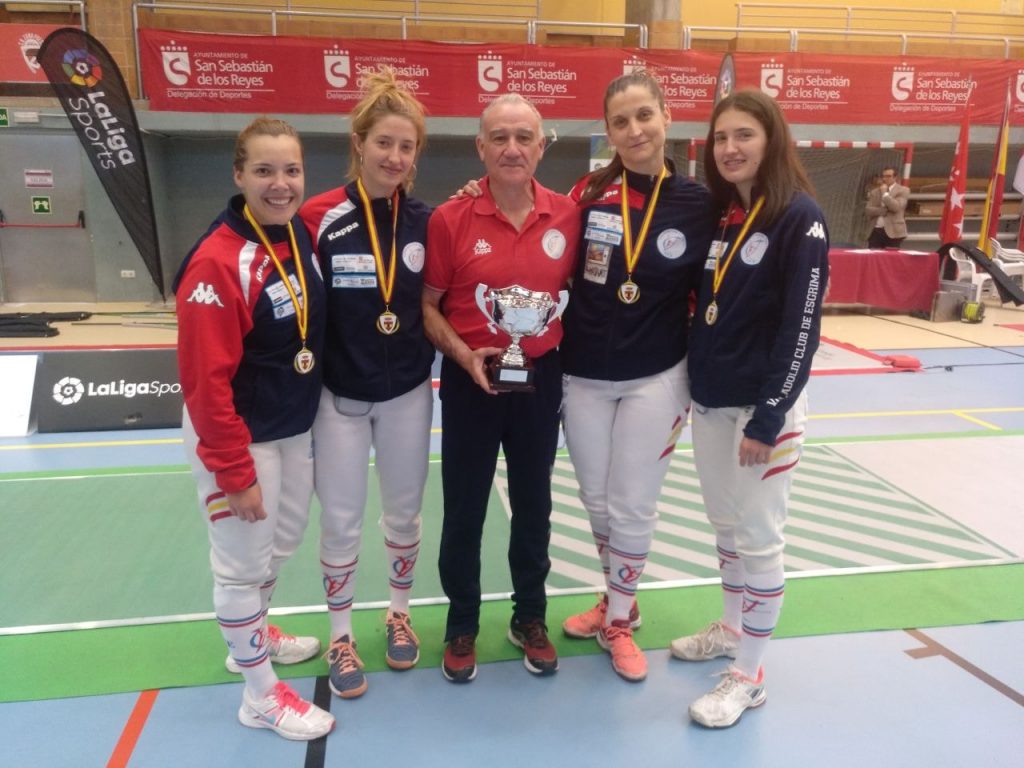 Rocío Saucedo, Naiara Moreno, Moncho Alarcia, Dora Kiskapusi y María Mateos posan con el trofeo de España 