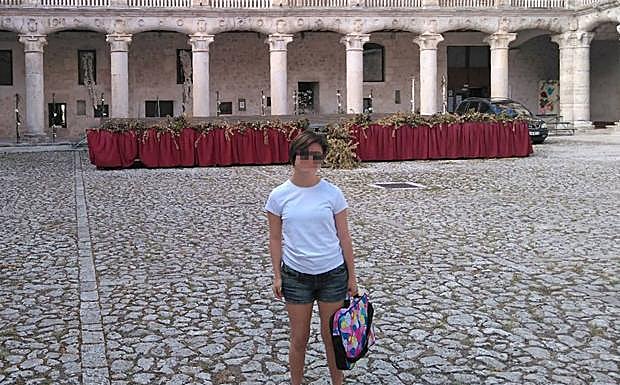Irene González, en el patio del instituto Duque de Alburquerque el día que se matriculó de FP Básica. 