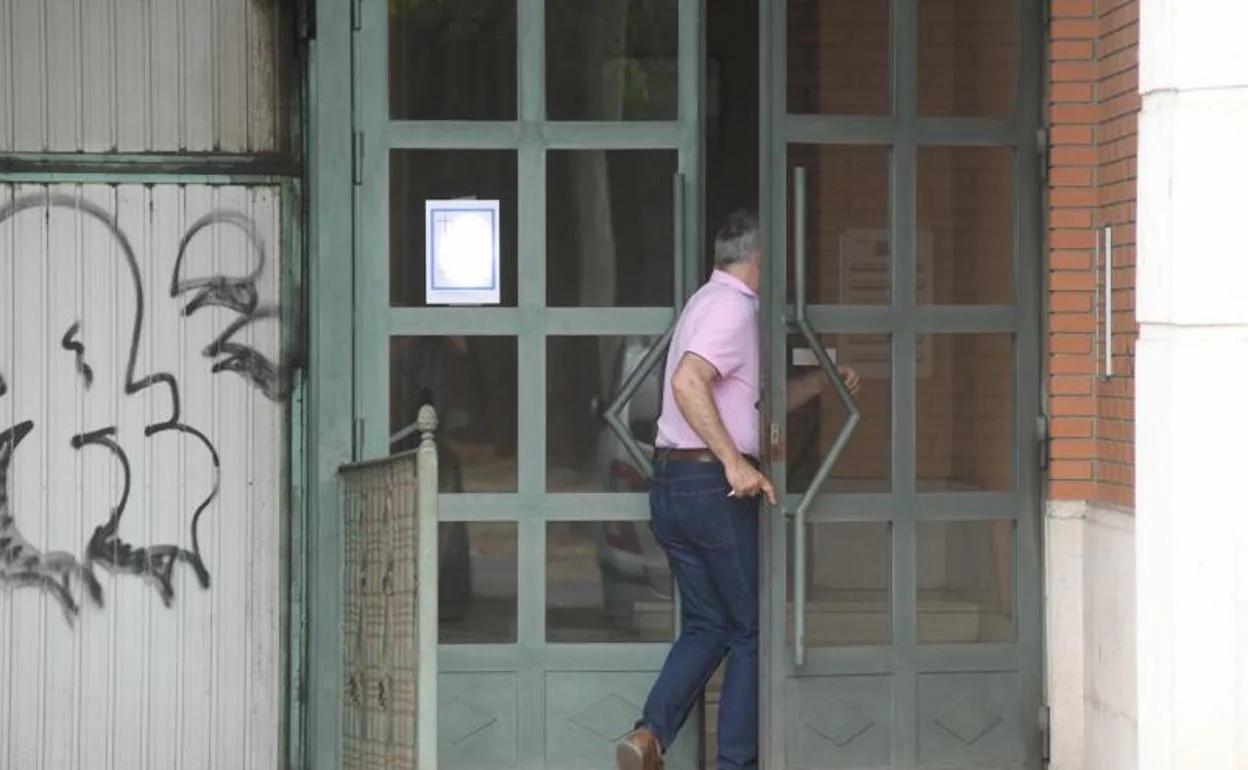 Un vecino entra en el portal del edificio donde vivía la mujer de 83 años. 