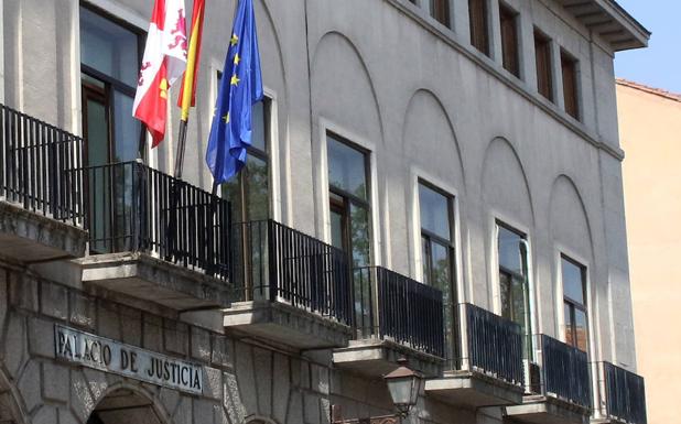 Vetusto edificio de tres plantas en la calle San Agustín que alberga el Palacio de Justicia. 