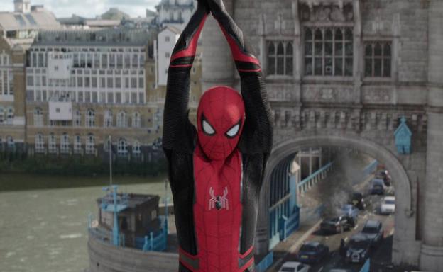 Spider-Man en el Puente de la Torre de Londres.