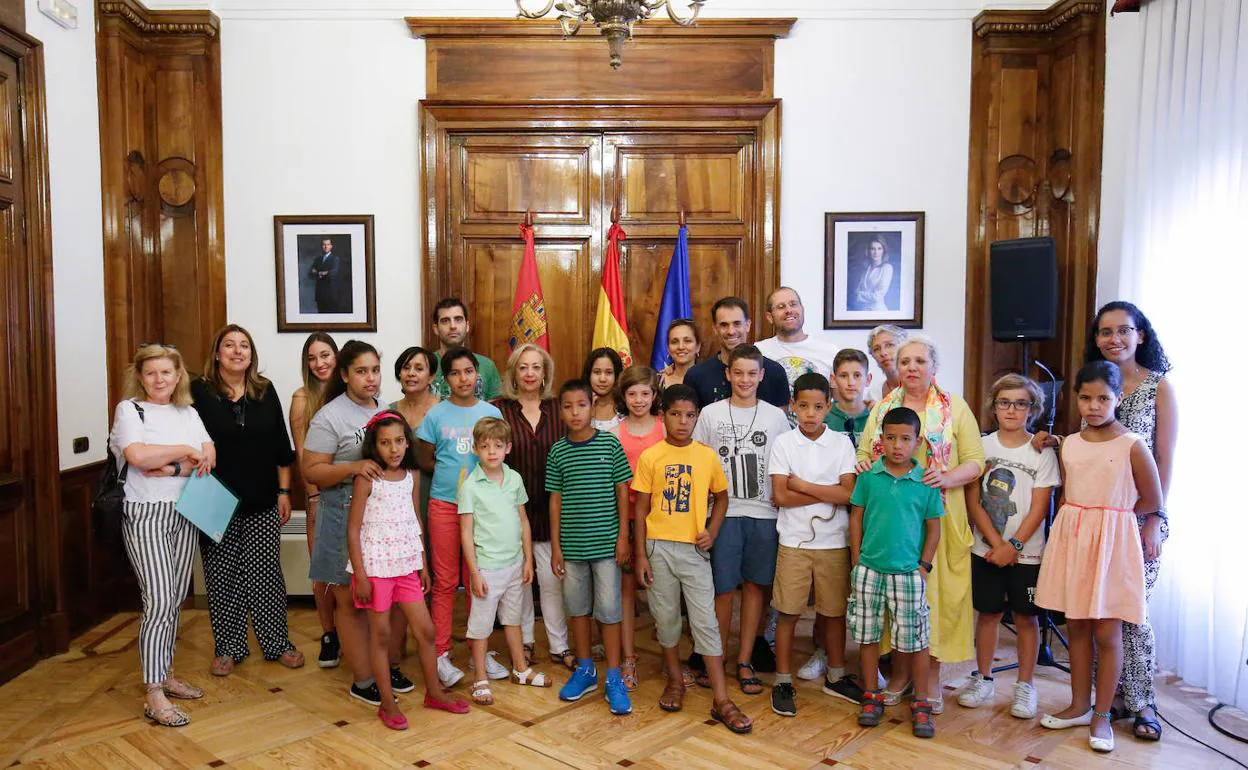 Jóvenes saharauis con familias españolas y la subdelegada en Salamanca, Encarnación Pérez. 