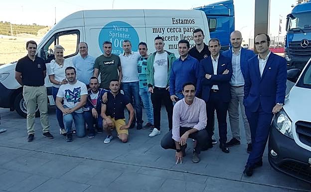Foto de familia del encuentro entre representantes de Adarsa Palencia y las empresas de paquetería de la provincia palentina. 