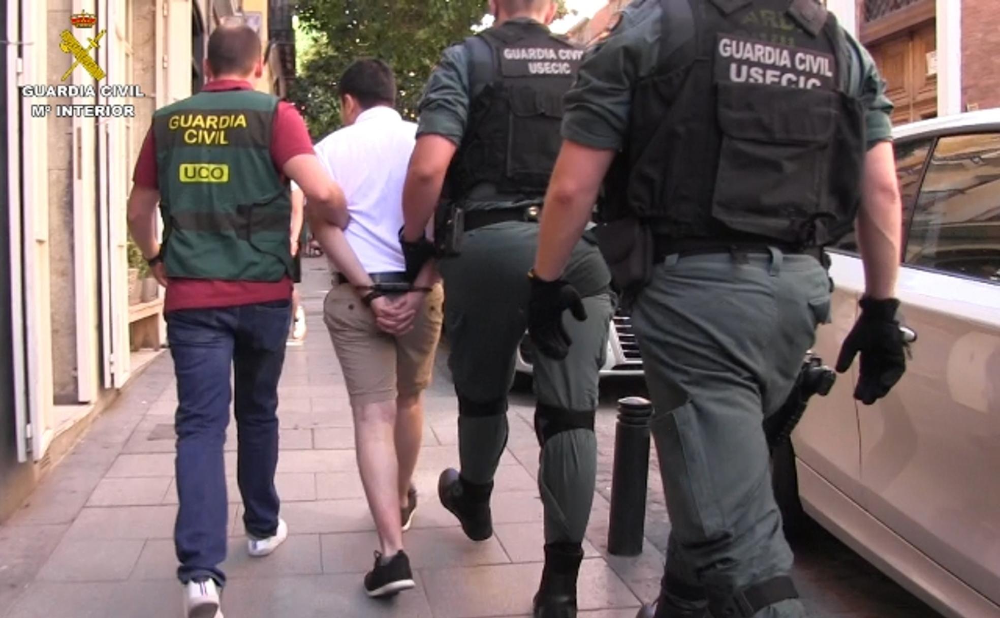 Momento de la detención del joven por la Guardia Civil. 