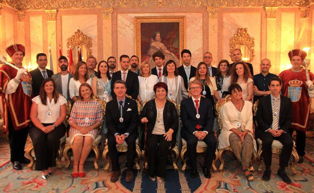 Foto de familia de la nueva corporación del Ayuntamiento de Segovia, que ha quedado constituida este viernes, junto a los maceros. 