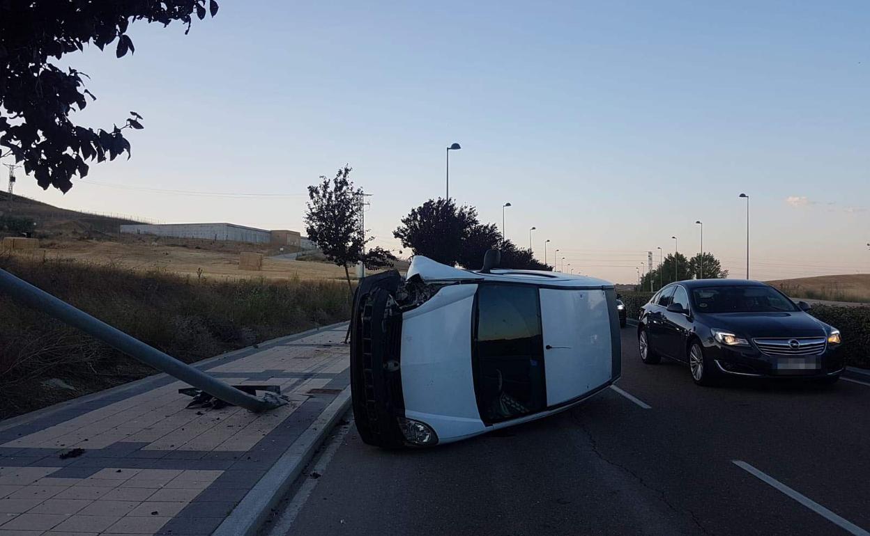Aparatoso accidente en una de las vías de acceso a Ikea en Arroyo de la Encomienda