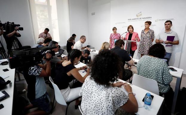 La portavoz del PSN, María Chivite (2d), junto a Uxue Barkos (2i) de Geroa Bai, Eduardo Santos (d) de Podemos y Marisa de Simón (i) de Izquierda-Ezkerra, durante la rueda de prensa al termino de la reunión mantenida este viernes en el Parlamento de Navarra donde han cerrado un preacuerdo de programa de gobierno. 