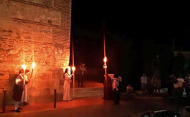 Recreación vecinal, durante la noche, de la llegada del emperador. 