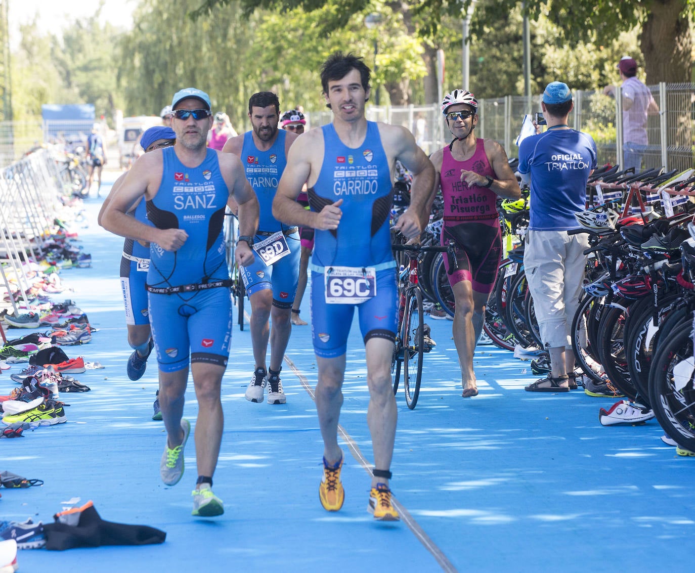 El recorrido contaba con 750 metros de natación, 20 kilómetros de ciclismo y 5 kilómetros de carrera.