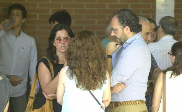 El decano de los abogados, Javier Garicano, junto a otros compañeros a las puertas del tanatorio de Las Contiendas esta tarde del domingo. 