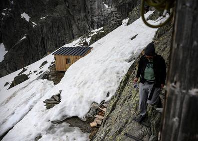 Imagen secundaria 1 - La joven posa en el umbral de la puerta del albergue, en el que recibe a los excursionistas durante los meses de verano. La guardesa juega con su hijo Armand en la cocina del refugio, donde prepara el desayuno y la cena para los alpinistas que paran allí. El refugio no tiene electricidad ni agua corriente. El baño se encuentra fuera. 