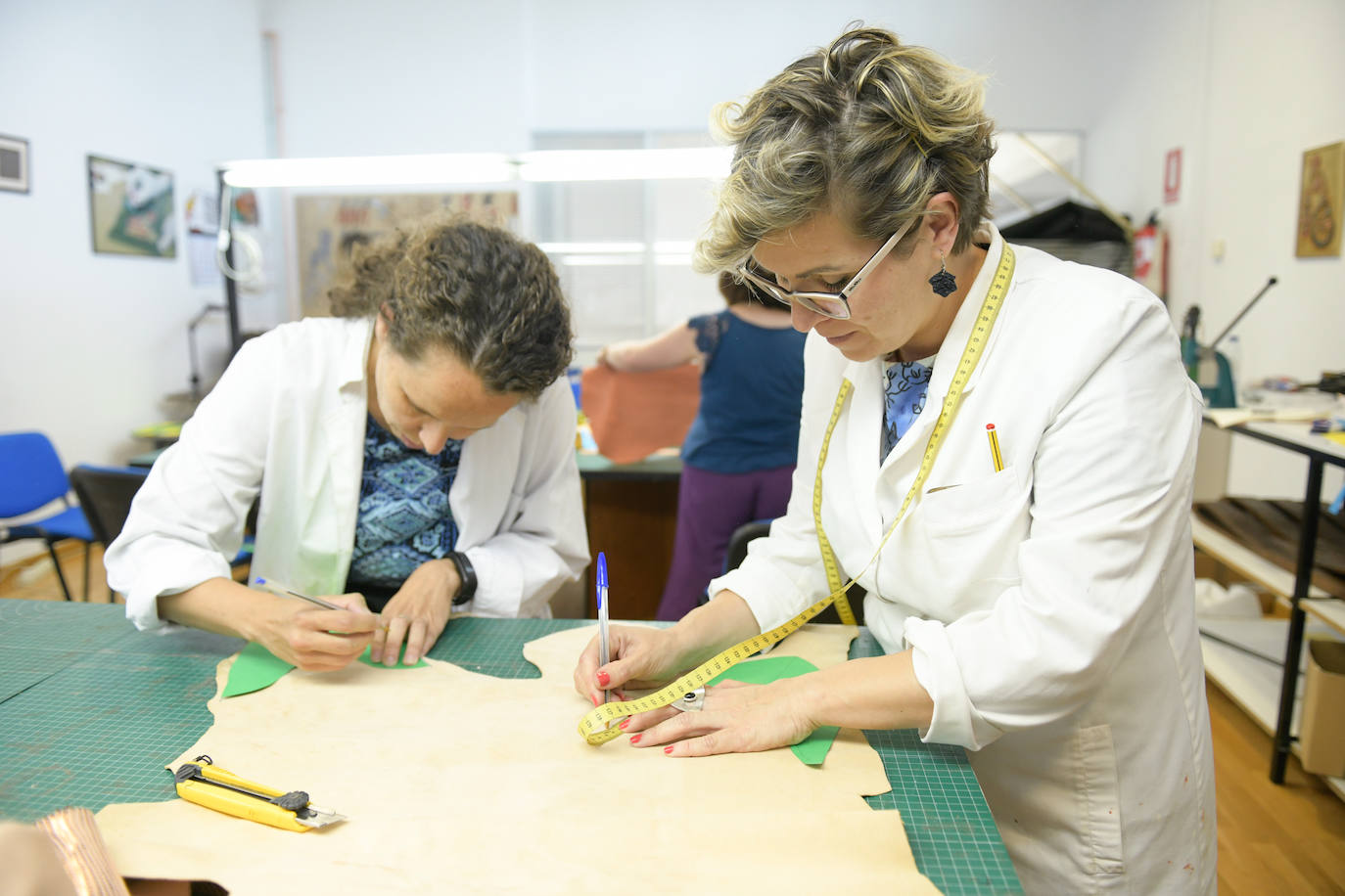 Imágenes del curso de elaboración artesana de un par de zapatos impartido por Rocío Mozo en el Centro Regional de Artesanía de Castilla y León.