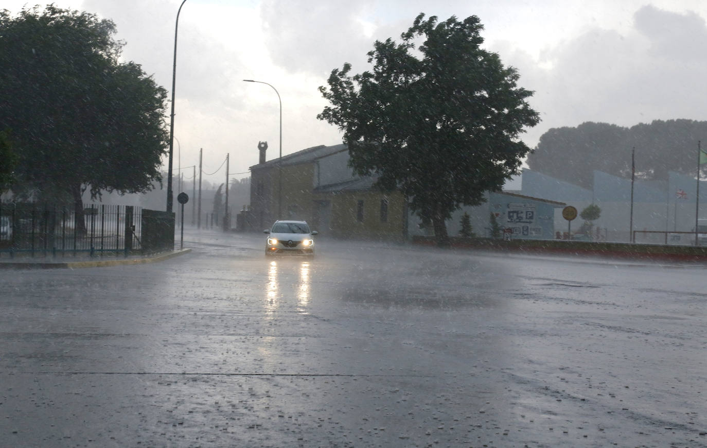 Fotos: Una tormenta anega veinte garajes en Grijota y causa daños en Palencia capital