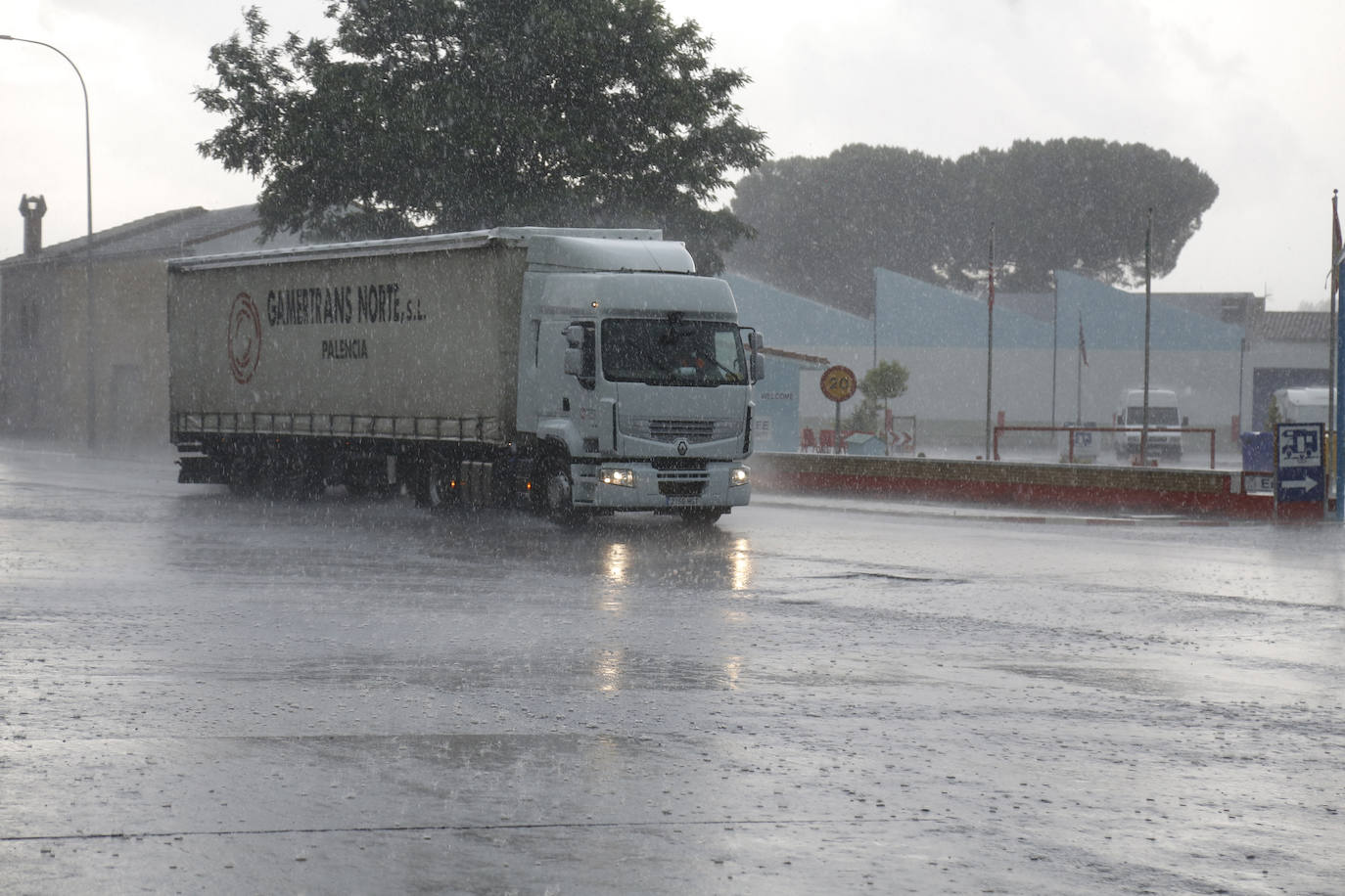 Fotos: Una tormenta anega veinte garajes en Grijota y causa daños en Palencia capital