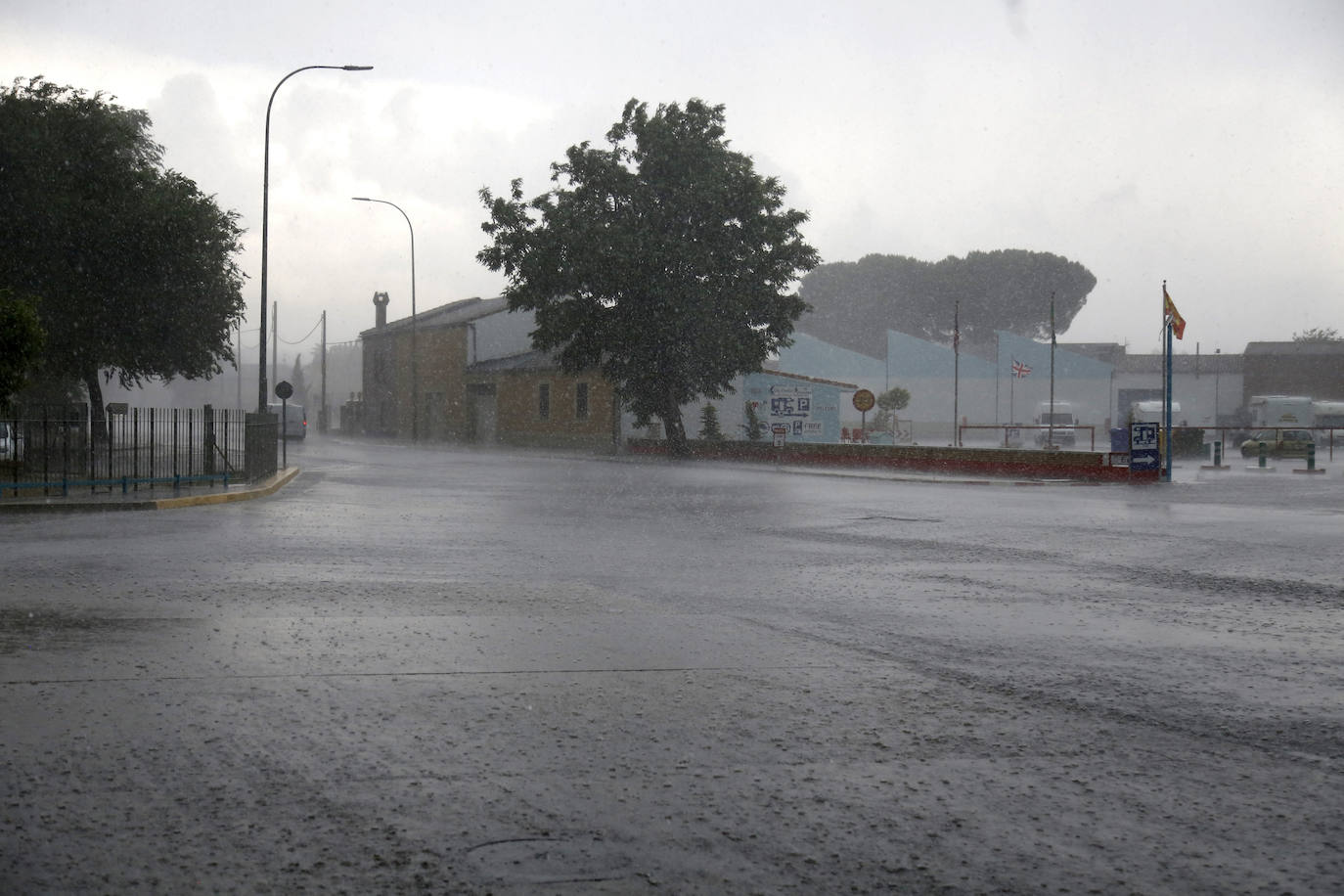 Fotos: Una tormenta anega veinte garajes en Grijota y causa daños en Palencia capital