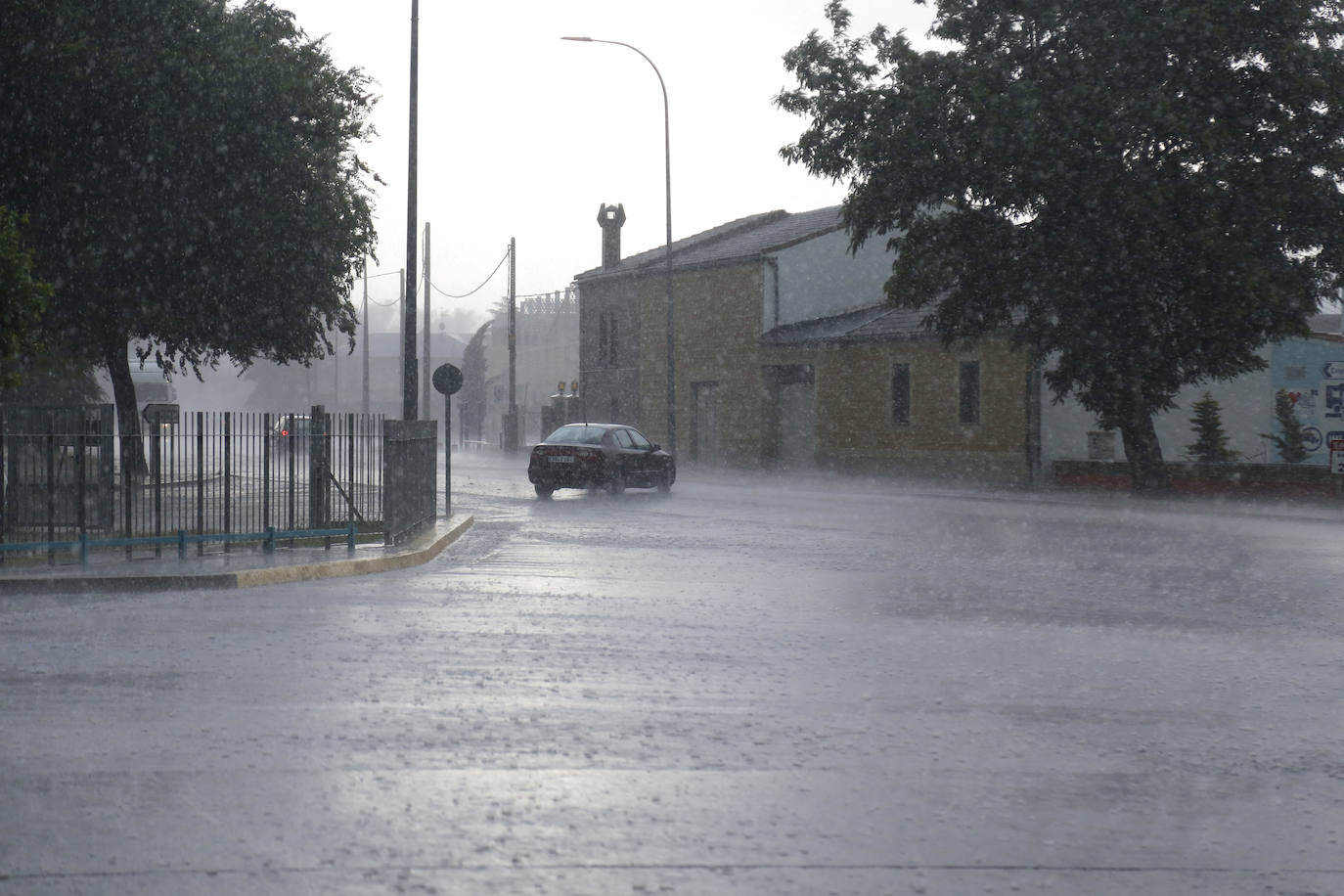 Fotos: Una tormenta anega veinte garajes en Grijota y causa daños en Palencia capital