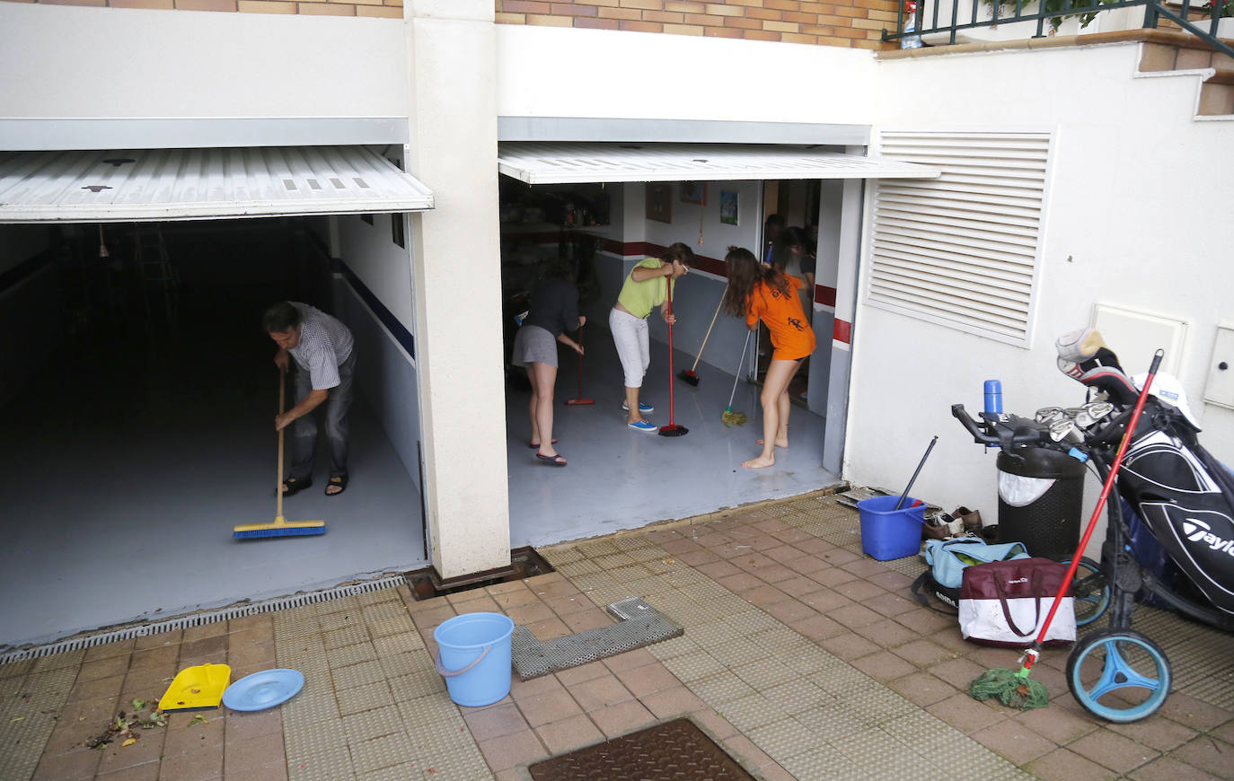 Fotos: Una tormenta anega veinte garajes en Grijota y causa daños en Palencia capital