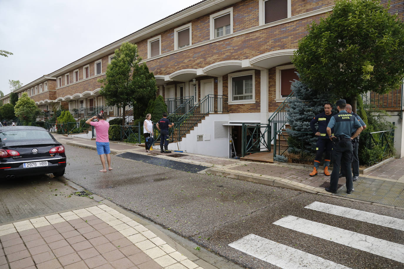 Fotos: Una tormenta anega veinte garajes en Grijota y causa daños en Palencia capital