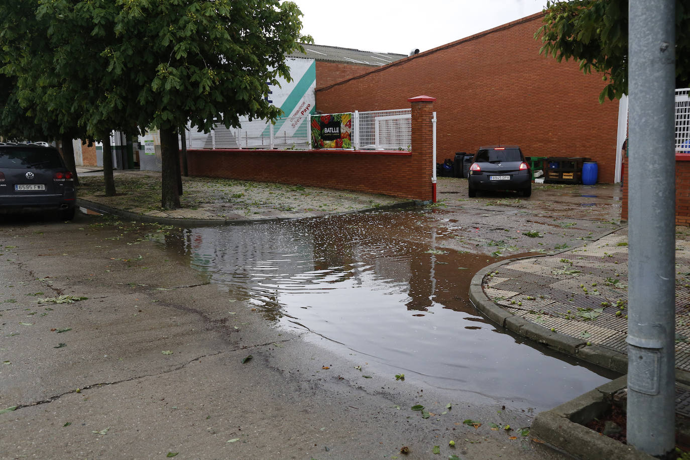 Fotos: Una tormenta anega veinte garajes en Grijota y causa daños en Palencia capital