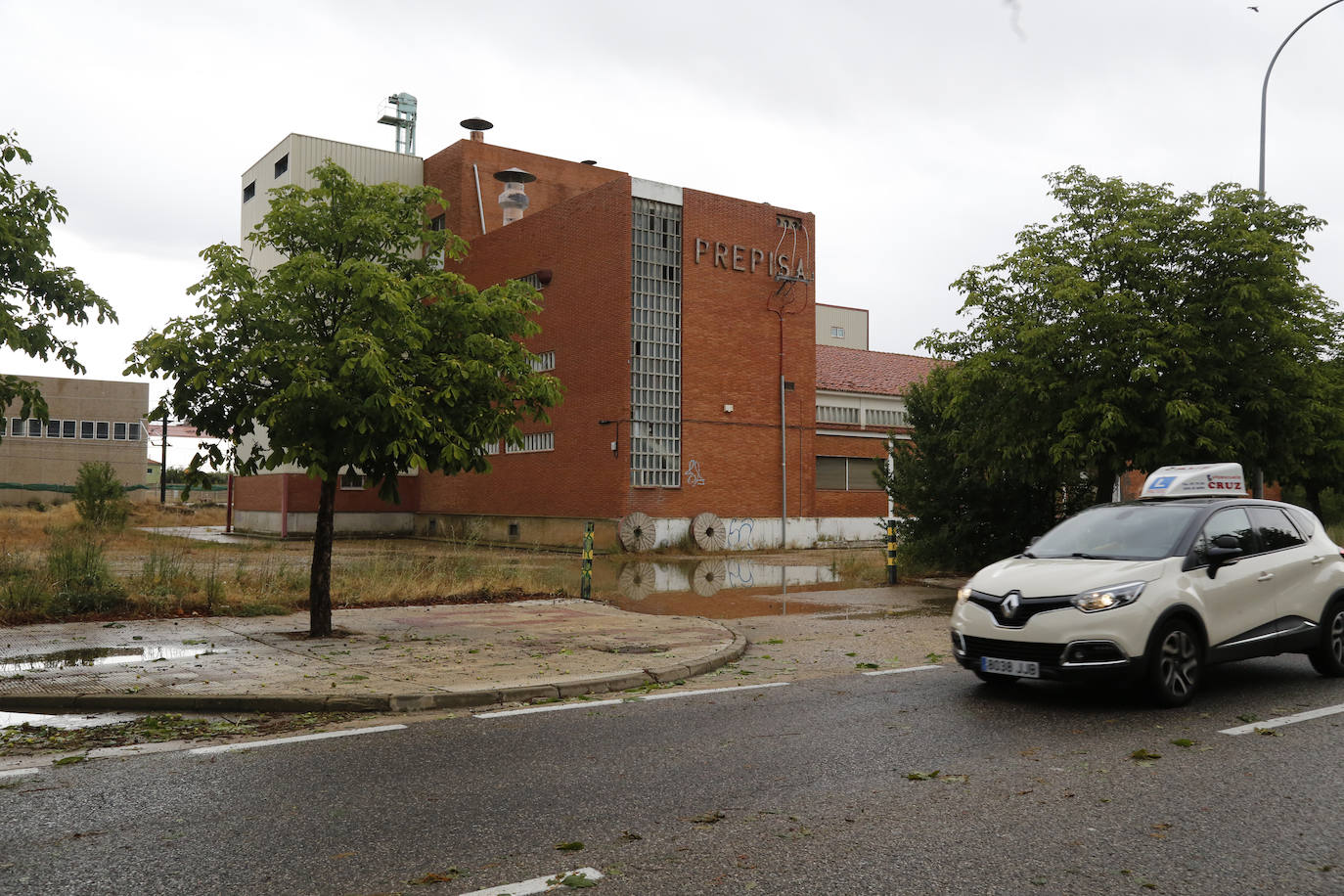 Fotos: Una tormenta anega veinte garajes en Grijota y causa daños en Palencia capital