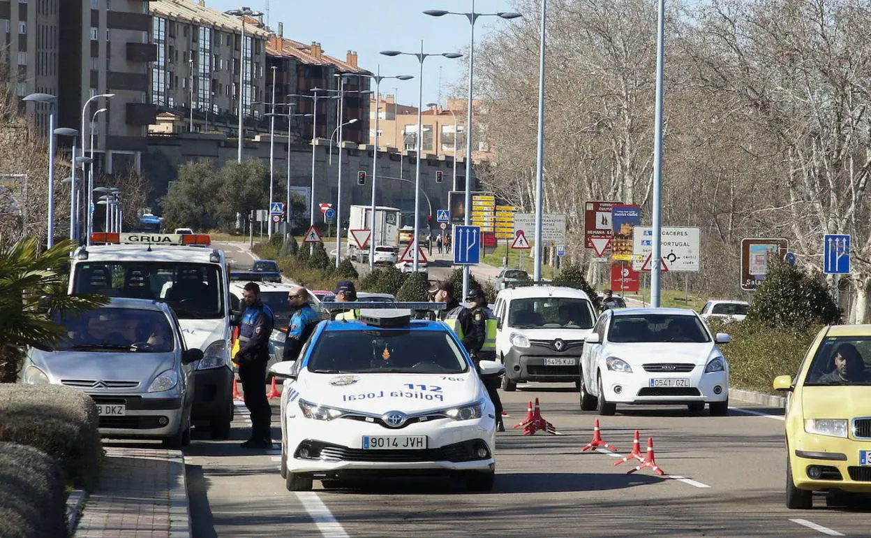 Un controal de la Policía Local a la salida de la ciudad por la carretera de Madrid. 