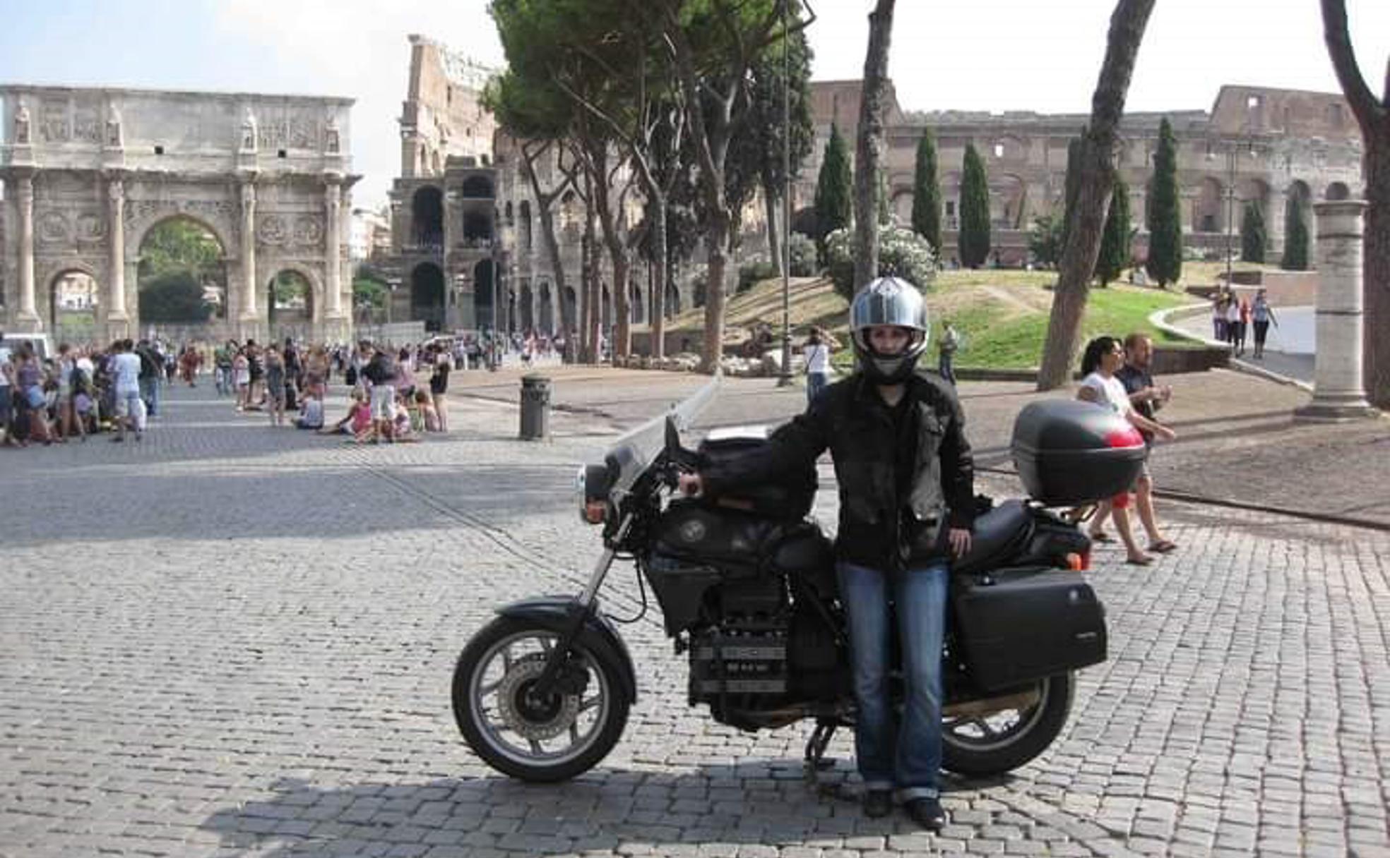 Frente al Coliseo de Roma, junto a la BMW K75 en la que viajamos.