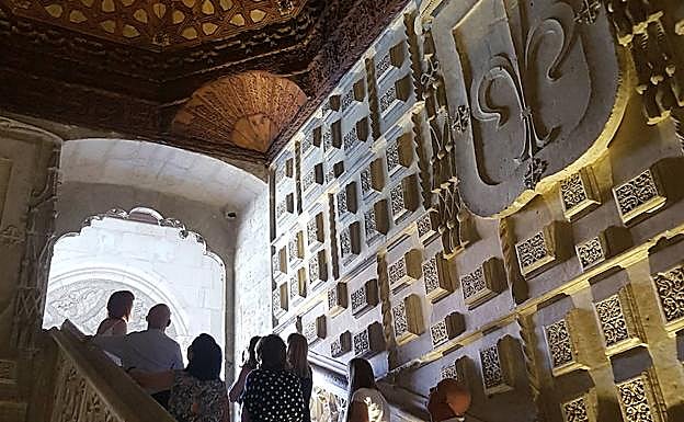 Artesonado en las escaleras del Colegio de San Gregorio.