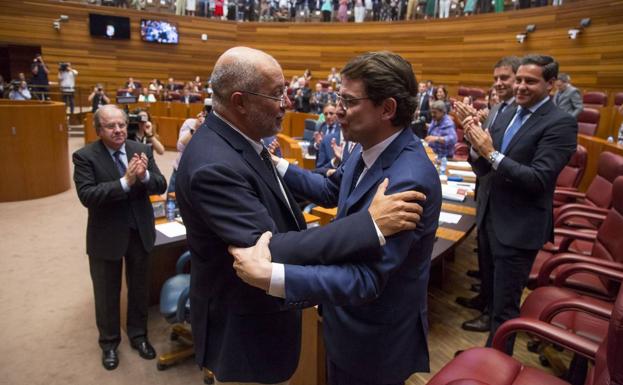 Igea felicita a Mañueco tras la votación.