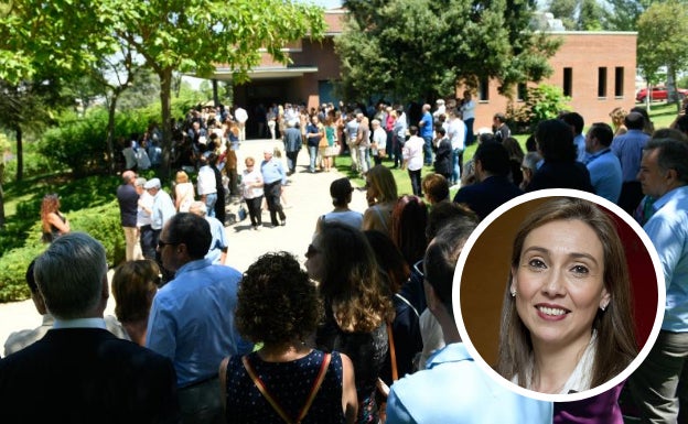 Multitudinaria despedida a la letrada Blanca Montes en el cementerio de las Contiendas. 