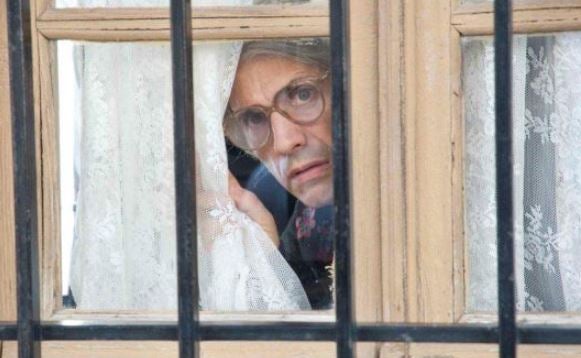 La vieja del visillo.