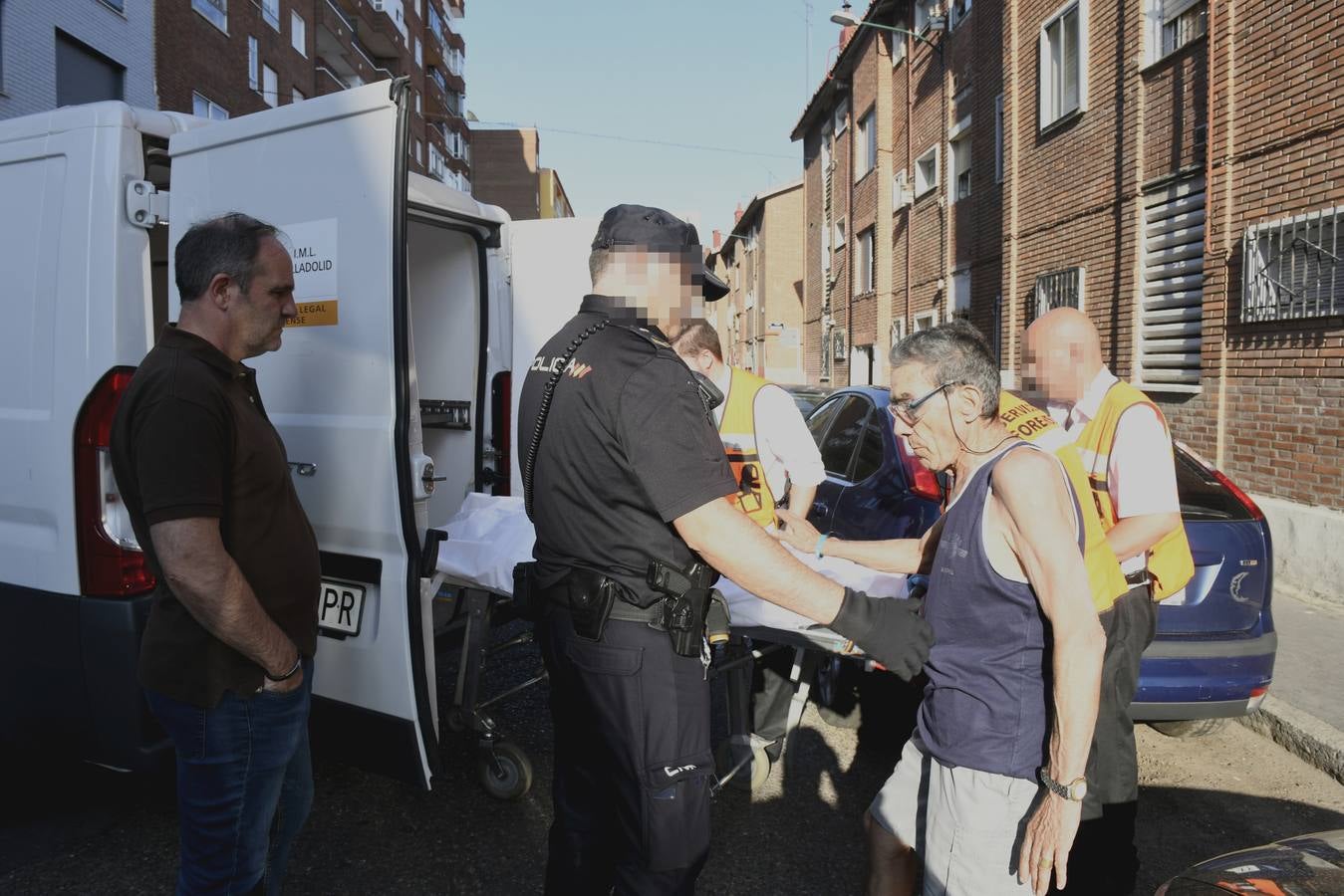 El fallecido era un hombre de 85 años que vivía sola y que llevaba, al menos, una semana muerto en la cama de la habitación de su casa, situada en un bajo del número 6 de la calle Ebro