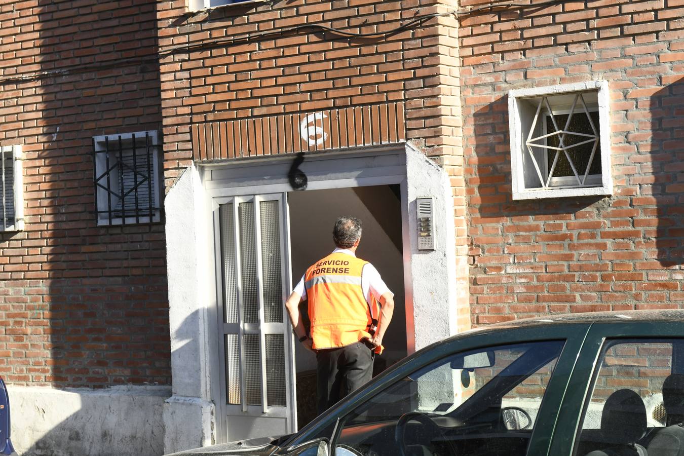 El fallecido era un hombre de 85 años que vivía sola y que llevaba, al menos, una semana muerto en la cama de la habitación de su casa, situada en un bajo del número 6 de la calle Ebro