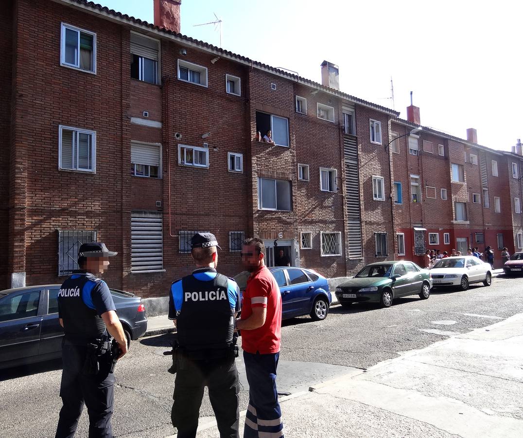El fallecido era un hombre de 85 años que vivía sola y que llevaba, al menos, una semana muerto en la cama de la habitación de su casa, situada en un bajo del número 6 de la calle Ebro