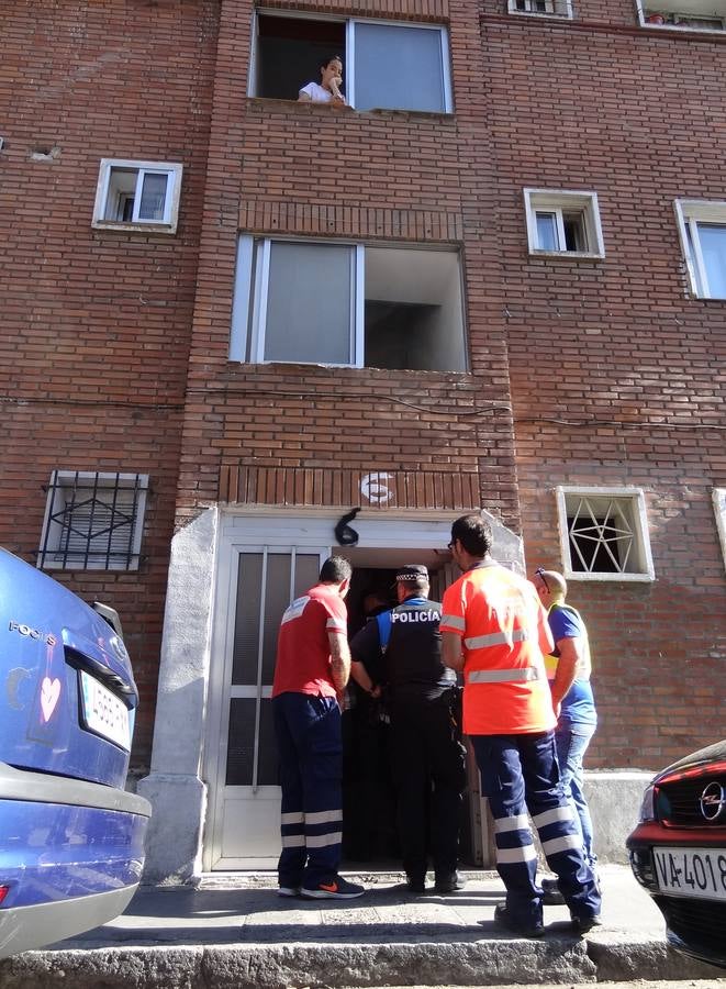 El fallecido era un hombre de 85 años que vivía sola y que llevaba, al menos, una semana muerto en la cama de la habitación de su casa, situada en un bajo del número 6 de la calle Ebro
