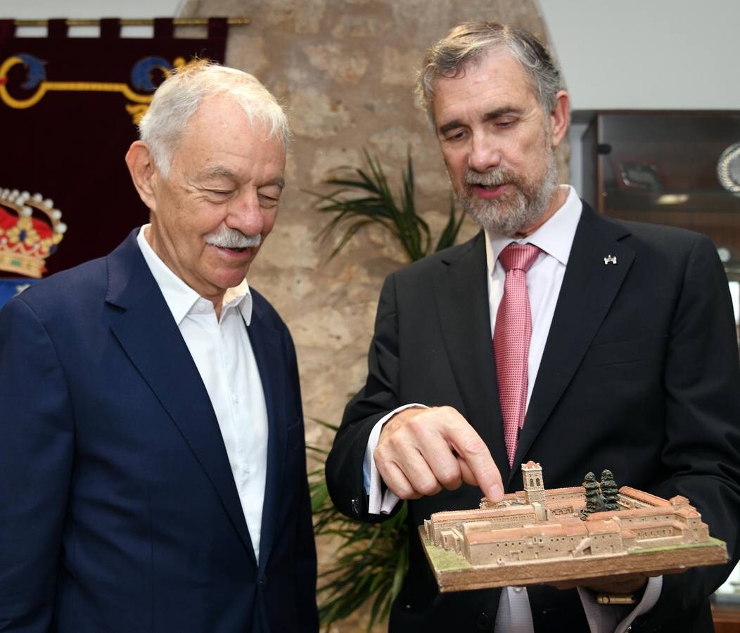 Visita a la Universidad de Burgos. El escritor y premio Cervantes 2016 Eduardo Mendoza (i), junto al rector de la Universidad de Burgos, Manuel Pérez Mateos (d).