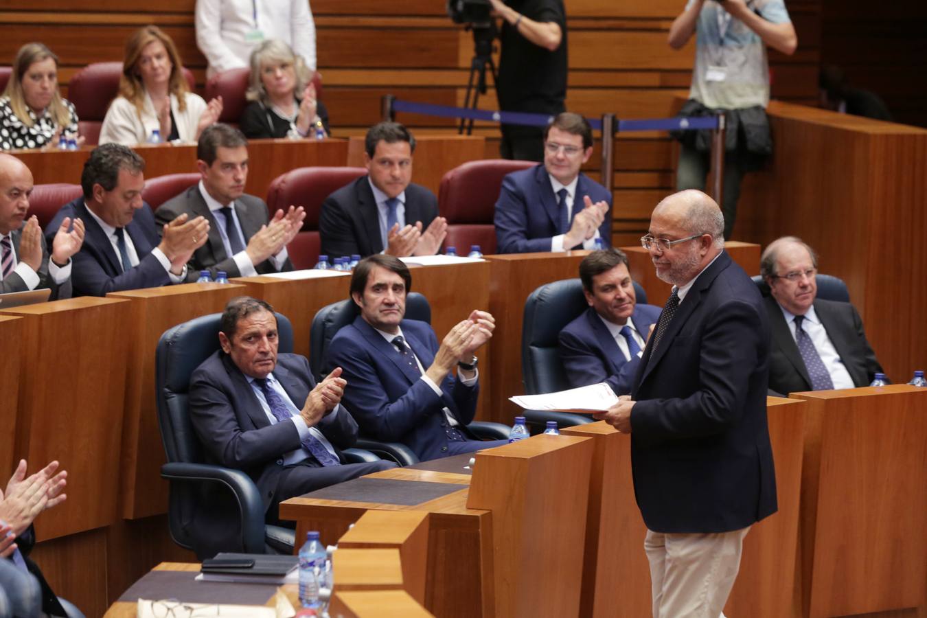 El líder del PSOE en la región, Luis Tudanca, fue el encargado de abrir la segunda parte de una sesión que calificó como «histórica» por ser la «primera vez en la historia de esta comunidad en la que no se elegirá presidente a quien a ganado las elecciones»