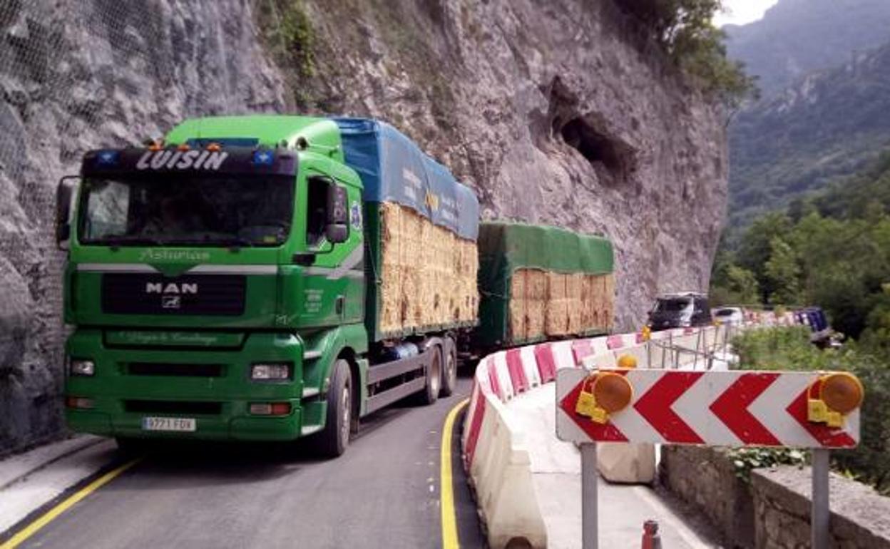 El transportista Luis Vega, uno de los primeros en aprovechar la reapertura de la N-625.