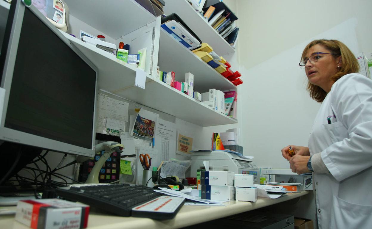 Farmacéutica prepara los medicamentos de una receta electrónica en Villafranca del Bierzo (León).